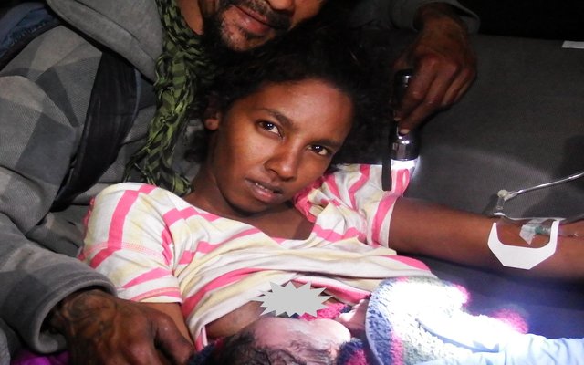 Hier is Veronica Snyders op die agtersitplek van hul motor, met die nuweling teen haar bors en haar lewensmaat, Nigel Frans agter haar.  